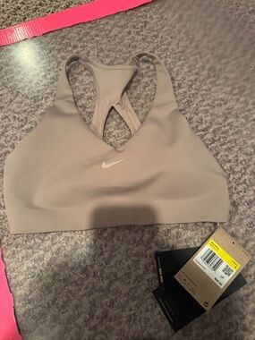 BNWT Nike Women's Medium-Support Padded Sports Bra in size Small